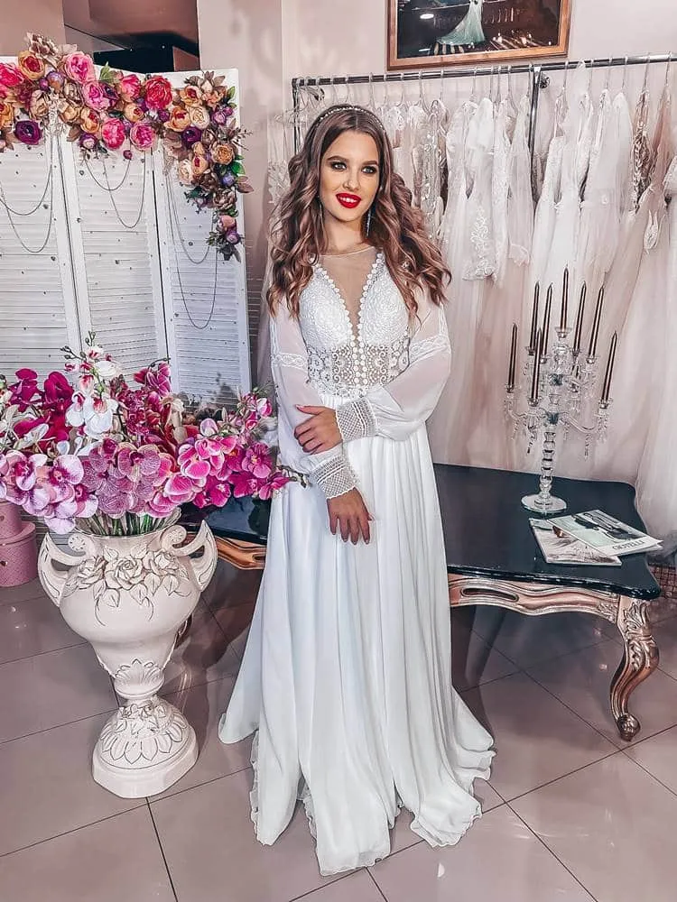 ---Una bellissima visione in soffice chiffon ricamato, abito da sposa arricchito da maniche lunghe semitrasparenti--