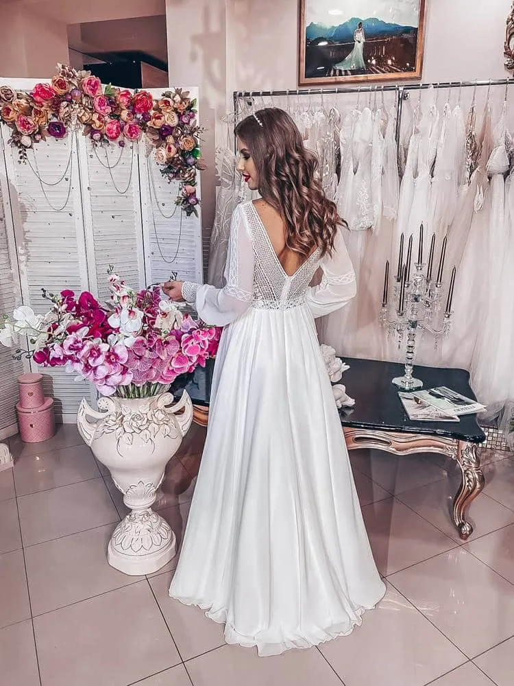 ---Una bellissima visione in soffice chiffon ricamato, abito da sposa arricchito da maniche lunghe semitrasparenti--