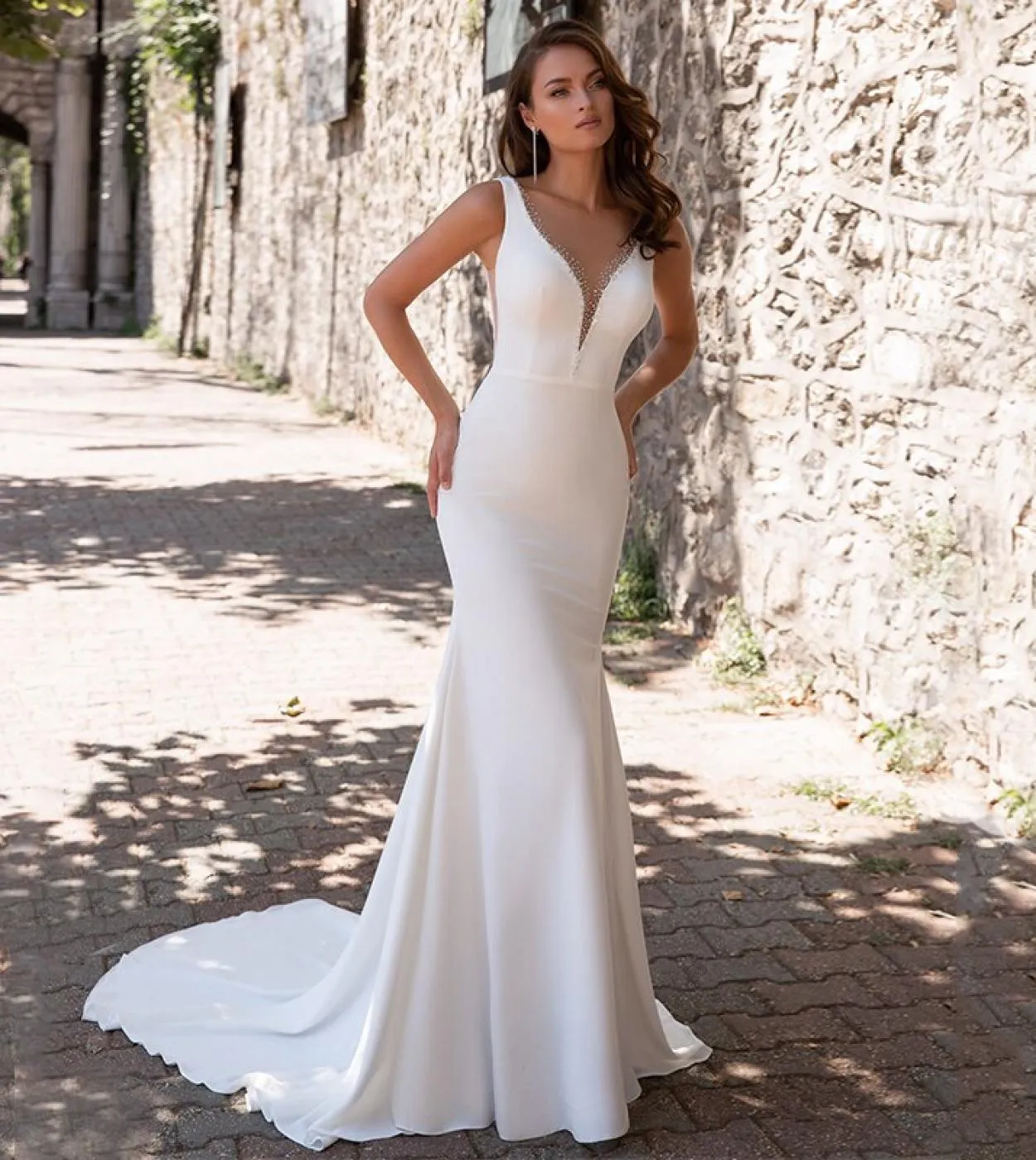 2023 Arab Dubai Abito da sposa a sirena da sposa trasparente con scollo a V senza maniche con finiture in cristallo Elegante abi