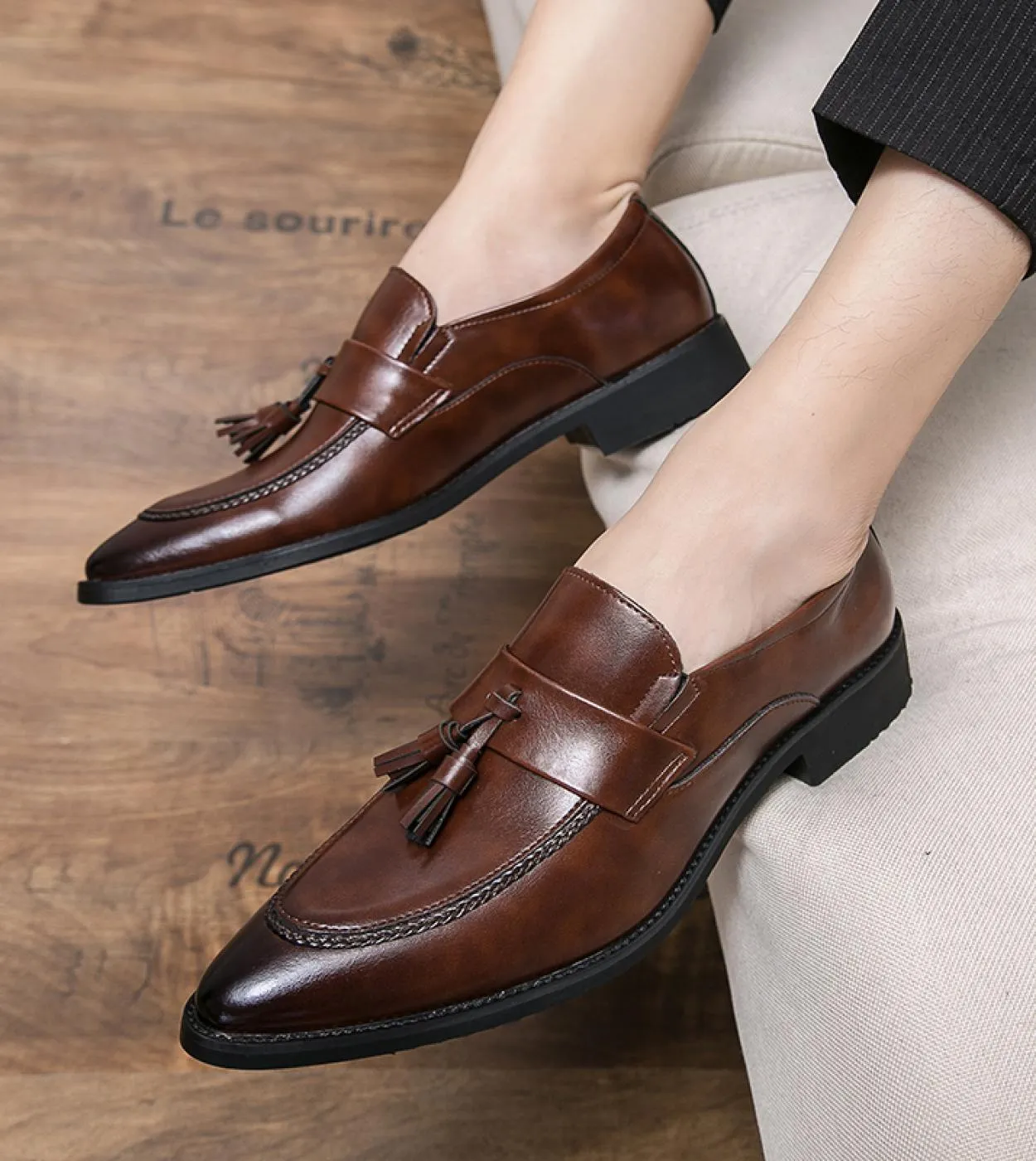 2023 Mocassini primavera e autunno Mens Slip On Business Scarpe casual Scarpe da uomo in pelle nera Scarpe eleganti da uomo di g