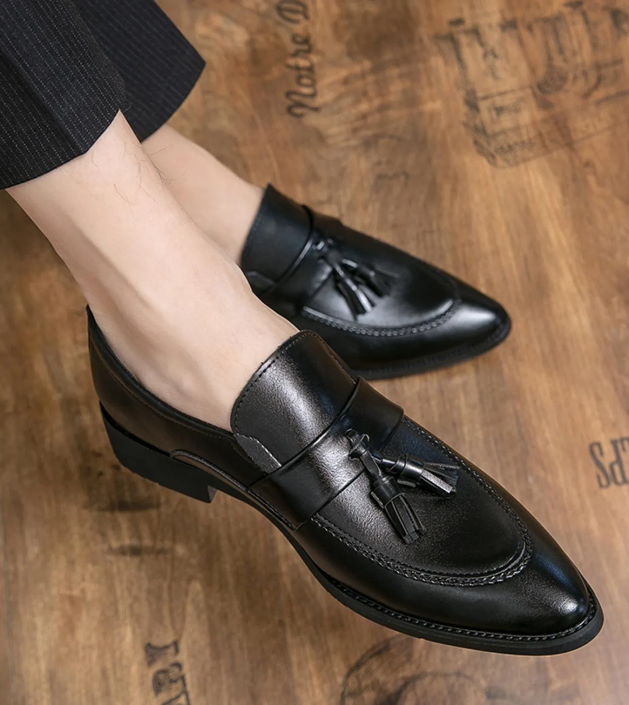 2023 Mocassini primavera e autunno Mens Slip On Business Scarpe casual Scarpe da uomo in pelle nera Scarpe eleganti da uomo di g