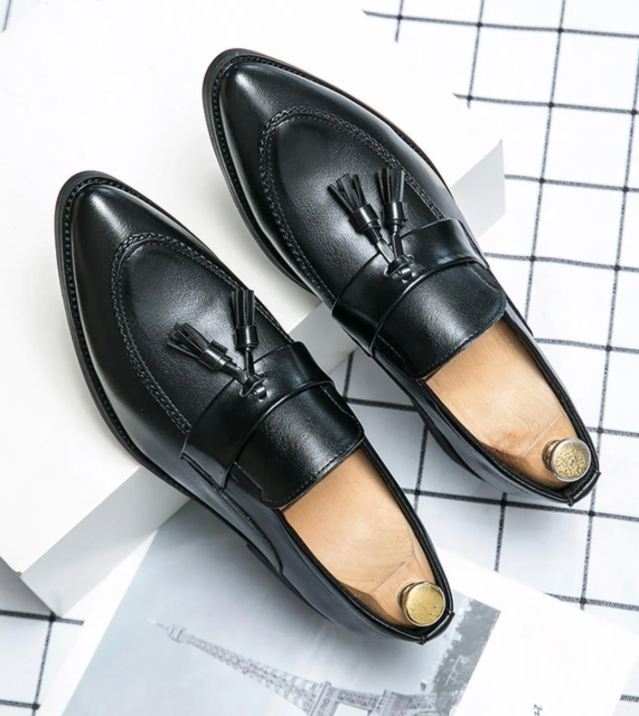 2023 Mocassini primavera e autunno Mens Slip On Business Scarpe casual Scarpe da uomo in pelle nera Scarpe eleganti da uomo di g