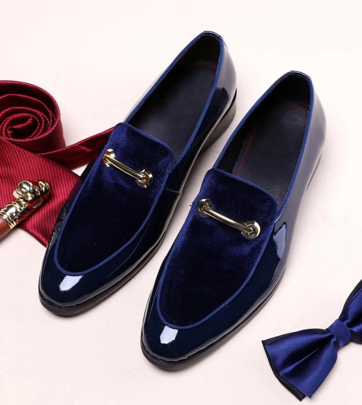 2023 Scarpe eleganti da uomo in pelle verniciata Scarpe da sposa di lusso di alta qualità Mocassini da uomo Moda uomo stile ital
