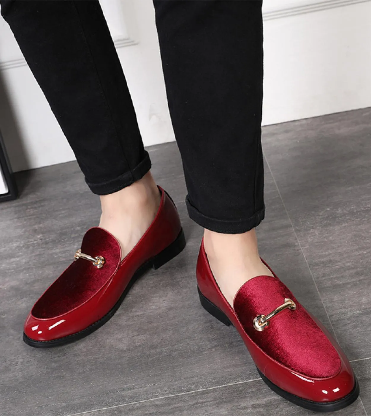 2023 Scarpe eleganti da uomo in pelle verniciata Scarpe da sposa di lusso di alta qualità Mocassini da uomo Moda uomo stile ital