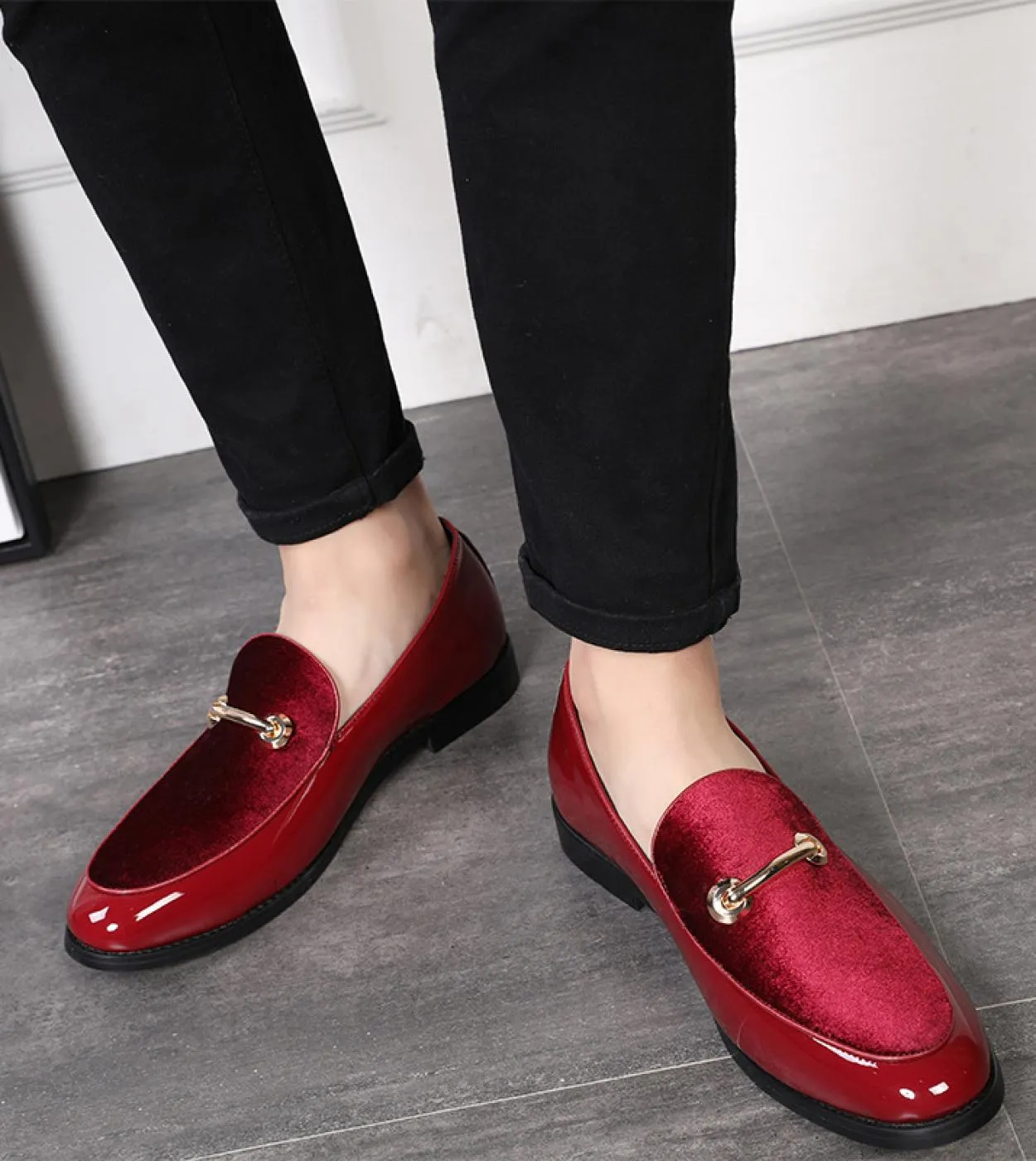 2023 Scarpe eleganti da uomo in pelle verniciata Scarpe da sposa di lusso di alta qualità Mocassini da uomo Moda uomo stile ital