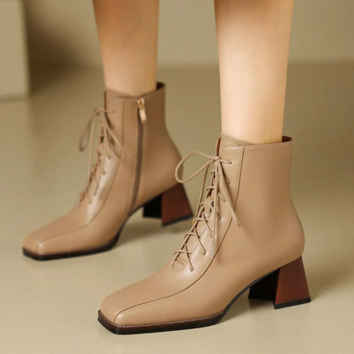 2024 Autunno Inverno Tacchi alti Stivaletti in vera pelle Concisa Scarpe da donna Lace Up Punta quadrata Stivaletti Taglia 34 40