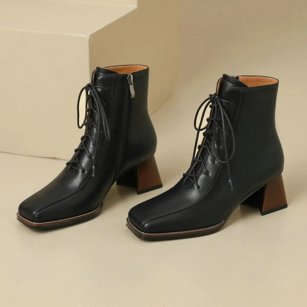 2024 Autunno Inverno Tacchi alti Stivaletti in vera pelle Concisa Scarpe da donna Lace Up Punta quadrata Stivaletti Taglia 34 40