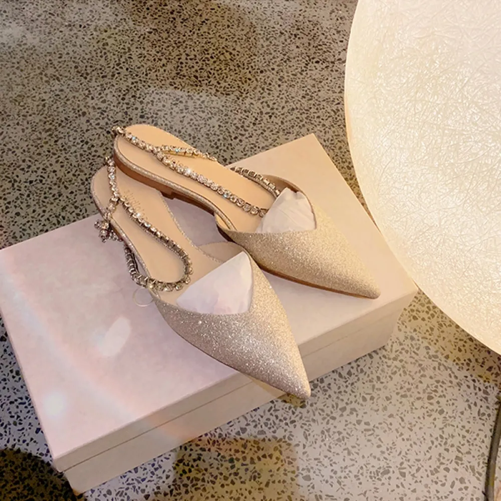 2024 Nuovo stile estivo alla moda con bocca a V Sandali piatti da donna Punta a punta con strass Catena posteriore Sandali punta