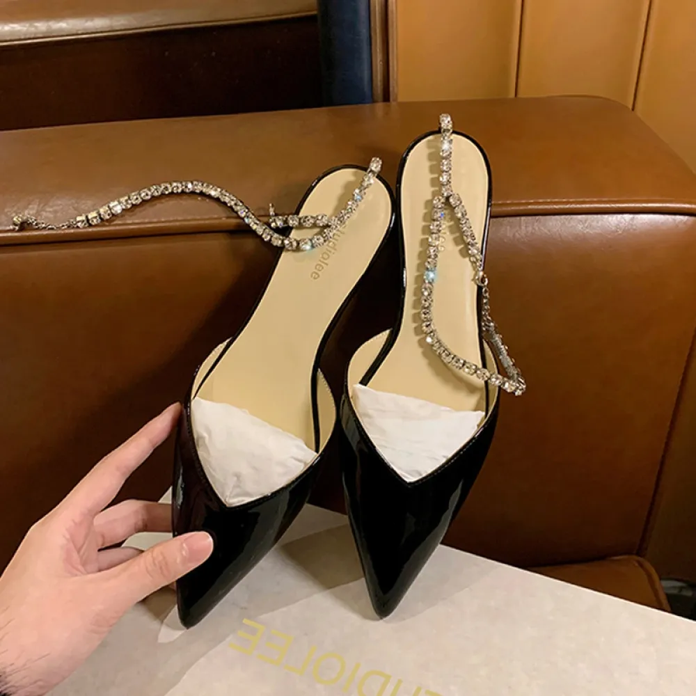 2024 Nuovo stile estivo alla moda con bocca a V Sandali piatti da donna Punta a punta con strass Catena posteriore Sandali punta