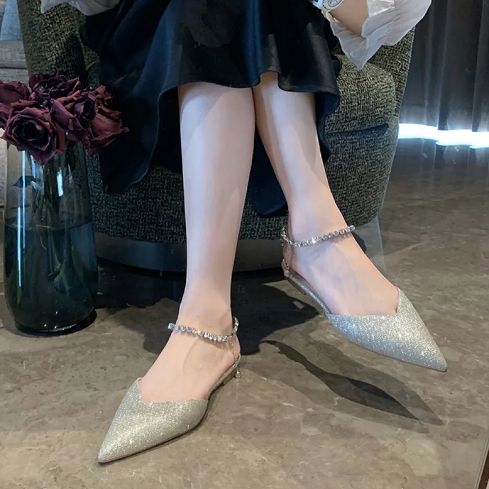 2024 Nuovo stile estivo alla moda con bocca a V Sandali piatti da donna Punta a punta con strass Catena posteriore Sandali punta