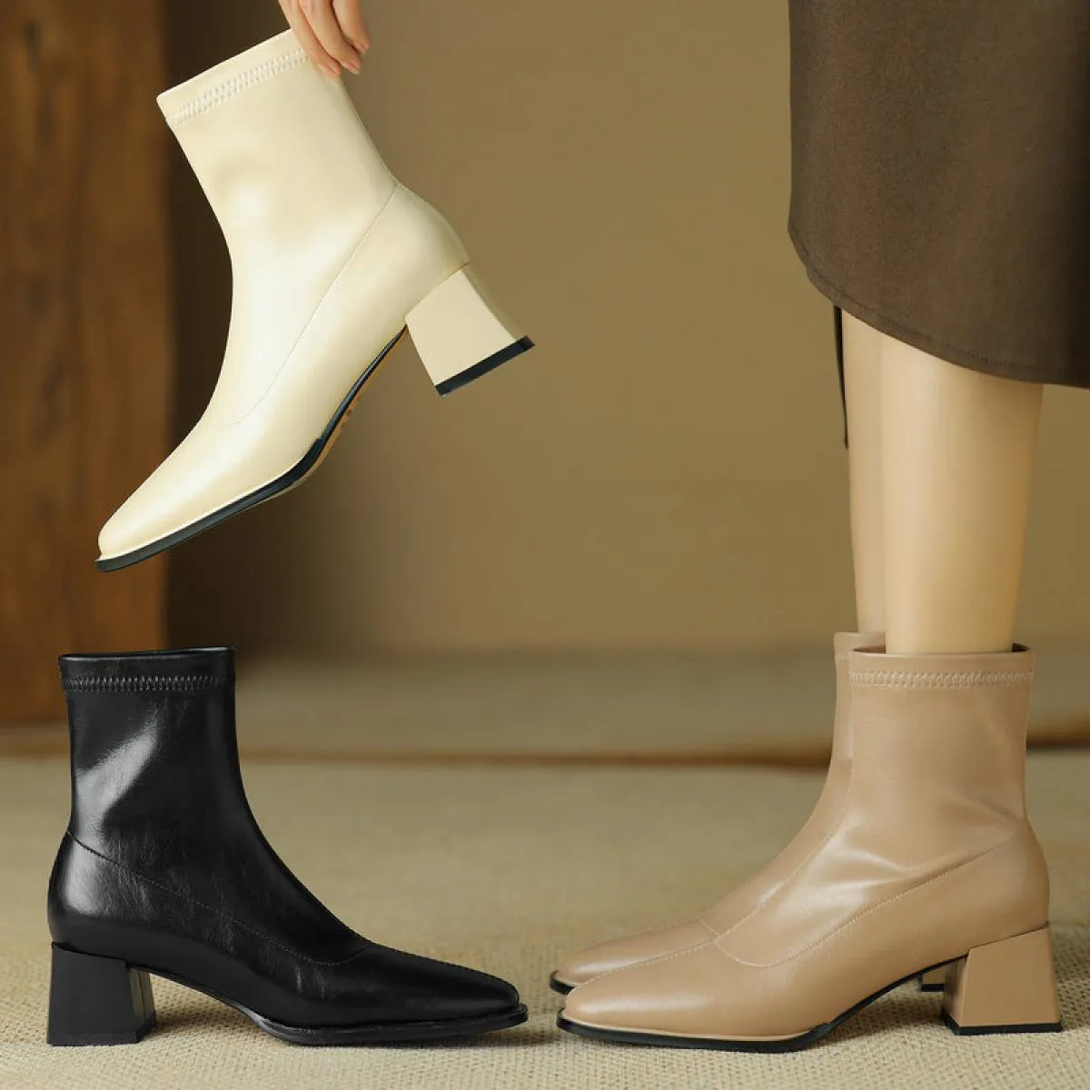 2024 Stivaletti da donna con tacco alto Stivaletti in vera pelle con punta quadrata Scarpe da lavoro Donna Autunno Inverno Tagli