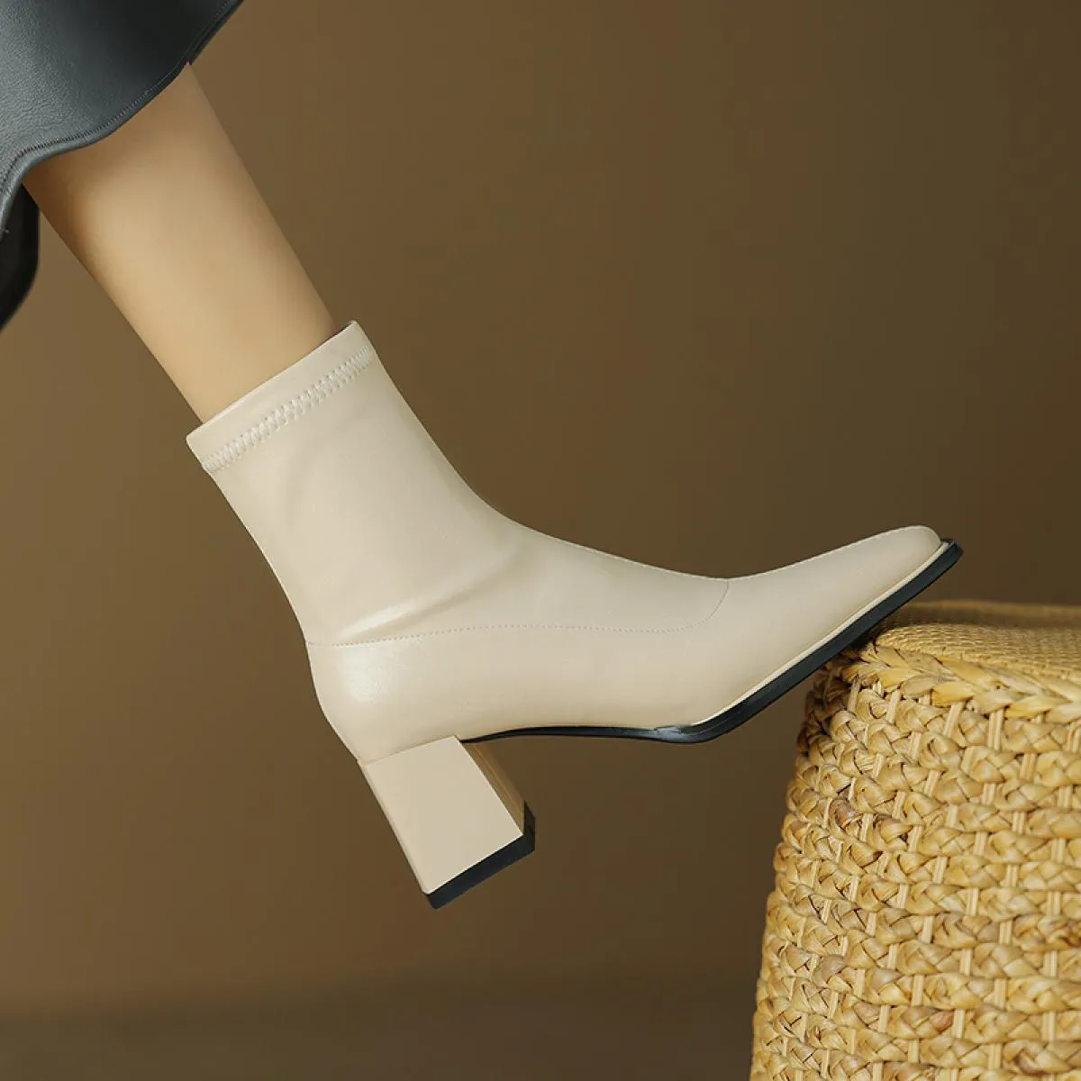 2024 Stivaletti da donna con tacco alto Stivaletti in vera pelle con punta quadrata Scarpe da lavoro Donna Autunno Inverno Tagli