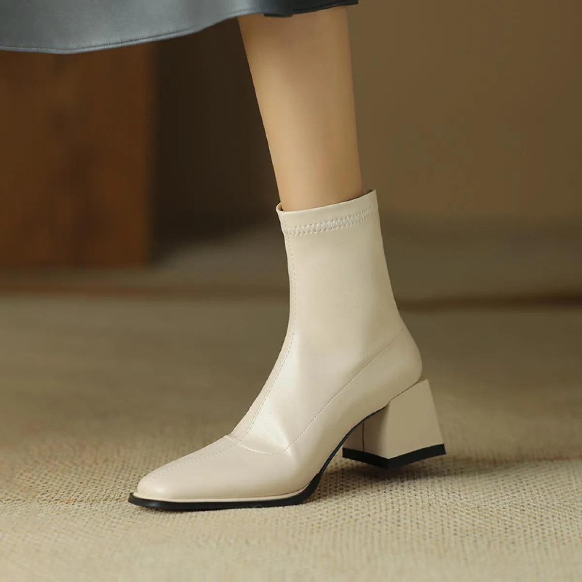2024 Stivaletti da donna con tacco alto Stivaletti in vera pelle con punta quadrata Scarpe da lavoro Donna Autunno Inverno Tagli