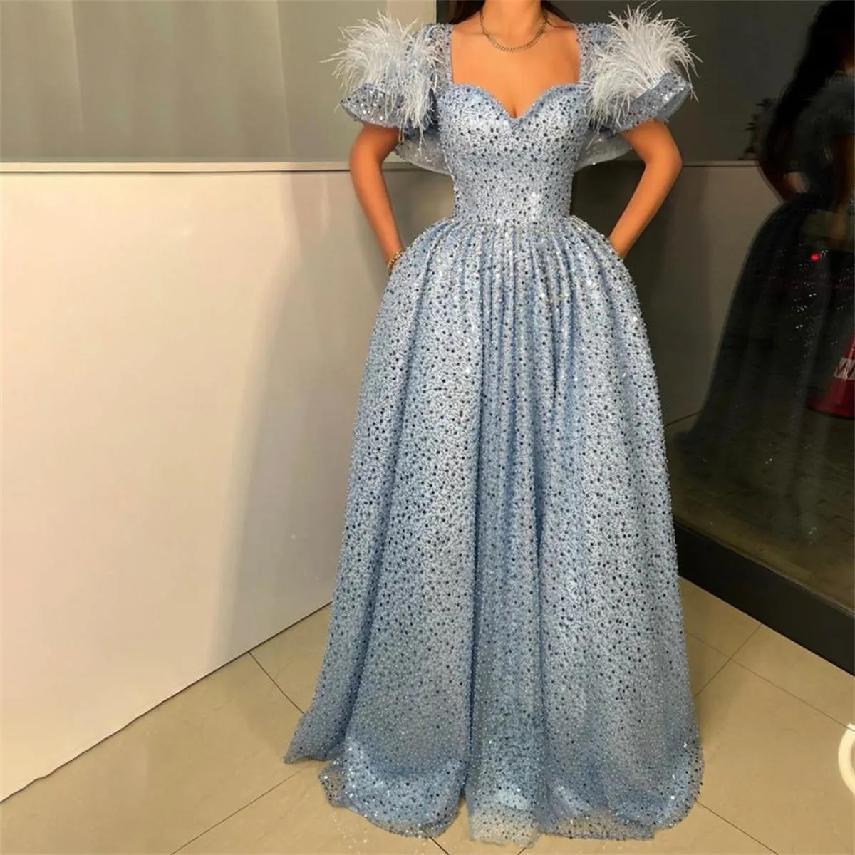 Abiti da ballo formali glitter blu cielo Una linea scollo a V piume pieghe maniche ad aletta abito da sera abito da principessa