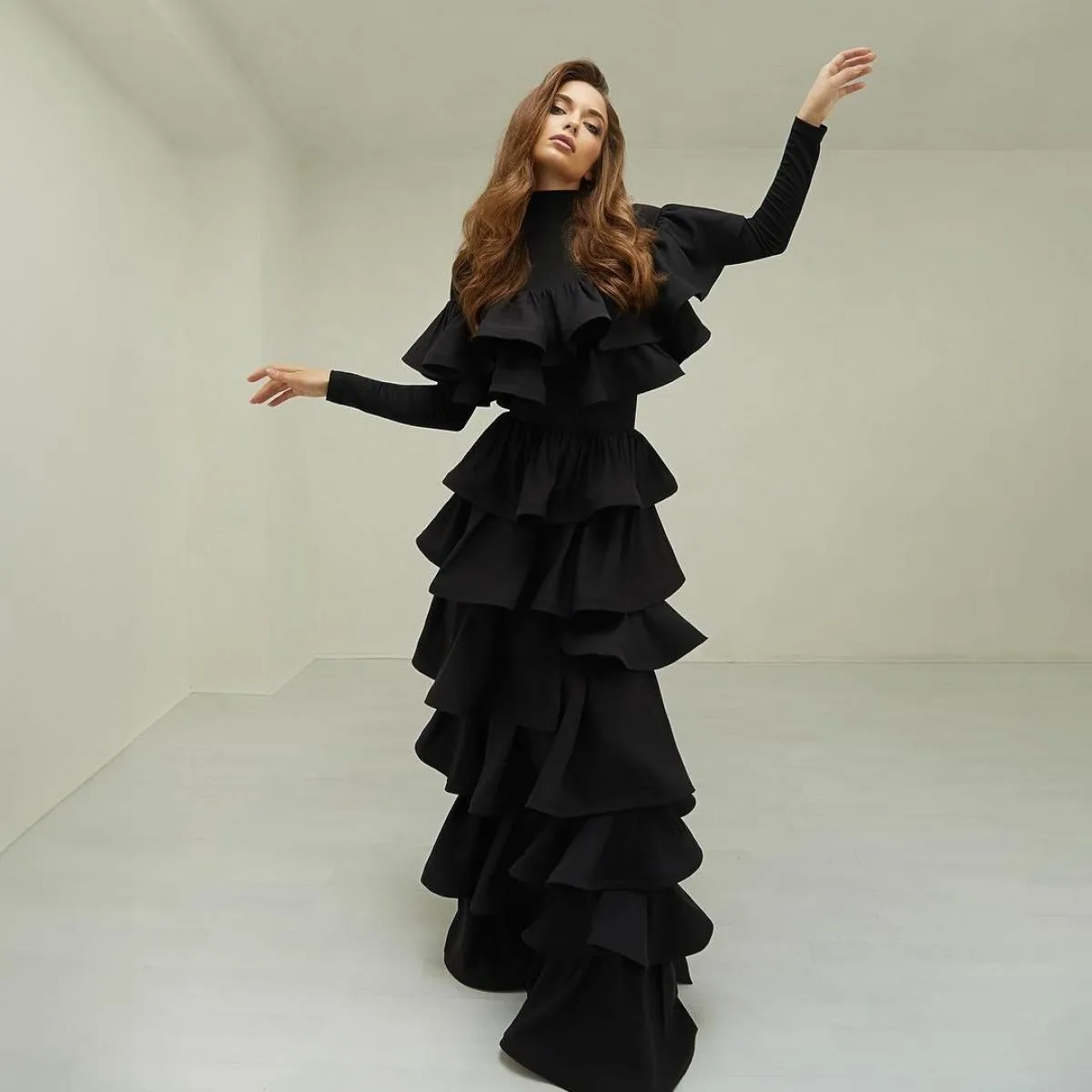 Abiti da ballo maxi a strati neri chic 2024 Abiti da festa formali a maniche lunghe elasticizzati personalizzati Collo alto da s