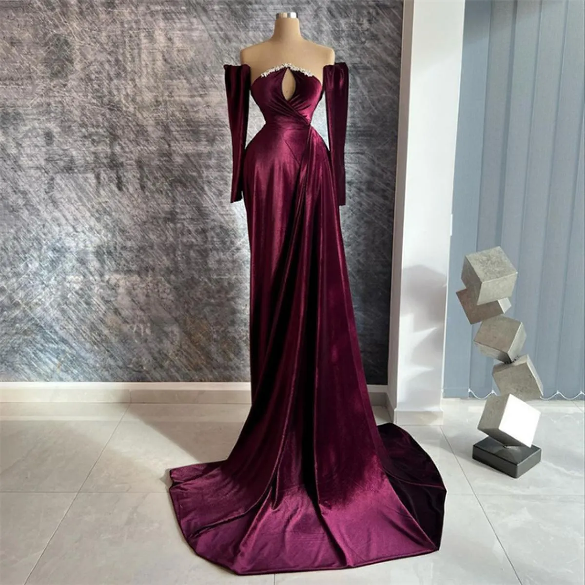 Abiti da sera a sirena rosa intenso con spalle scoperte e perline Abito da celebrità in velluto senza schienale con maniche stac