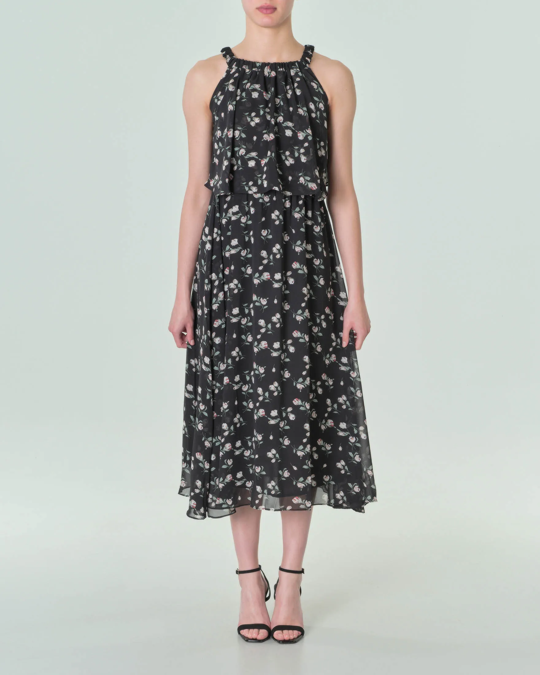 Abito lungo nero in chiffon a fantasia floreale con scollo all'americana e pannello arricciato