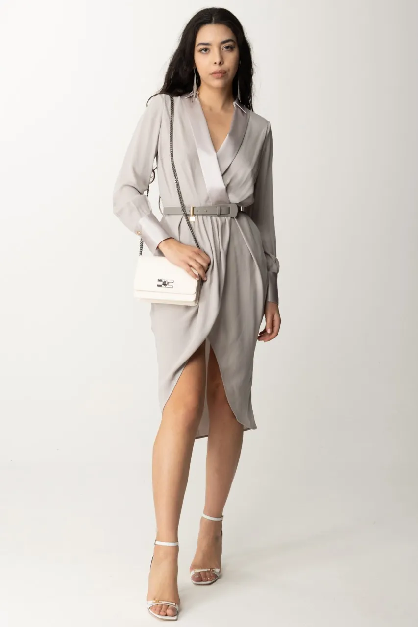 Abito midi con cintura e charm logo Perla