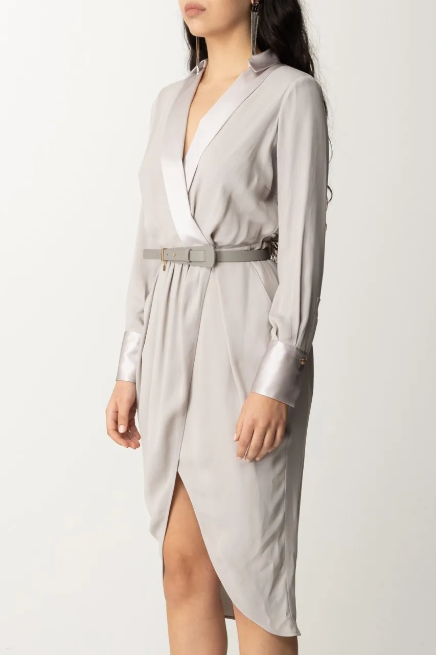 Abito midi con cintura e charm logo Perla