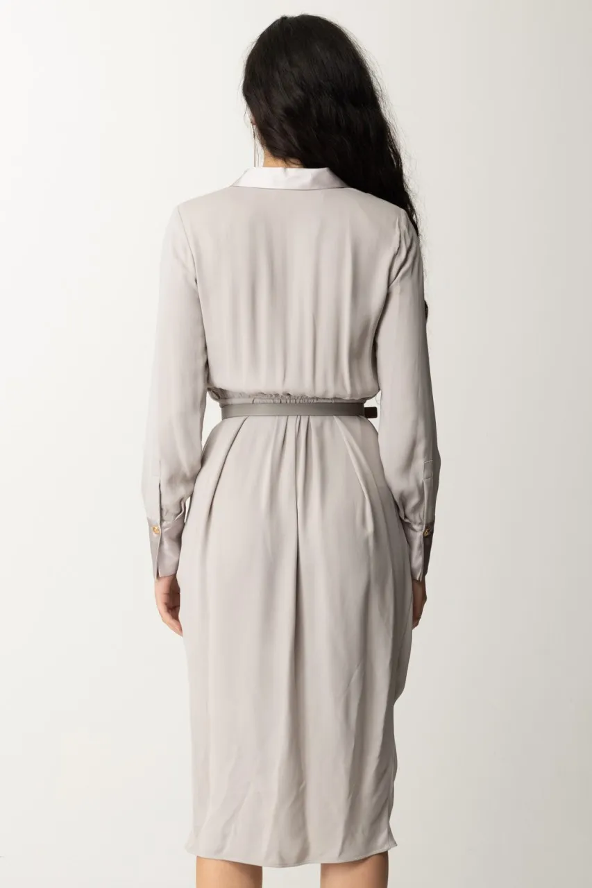 Abito midi con cintura e charm logo Perla