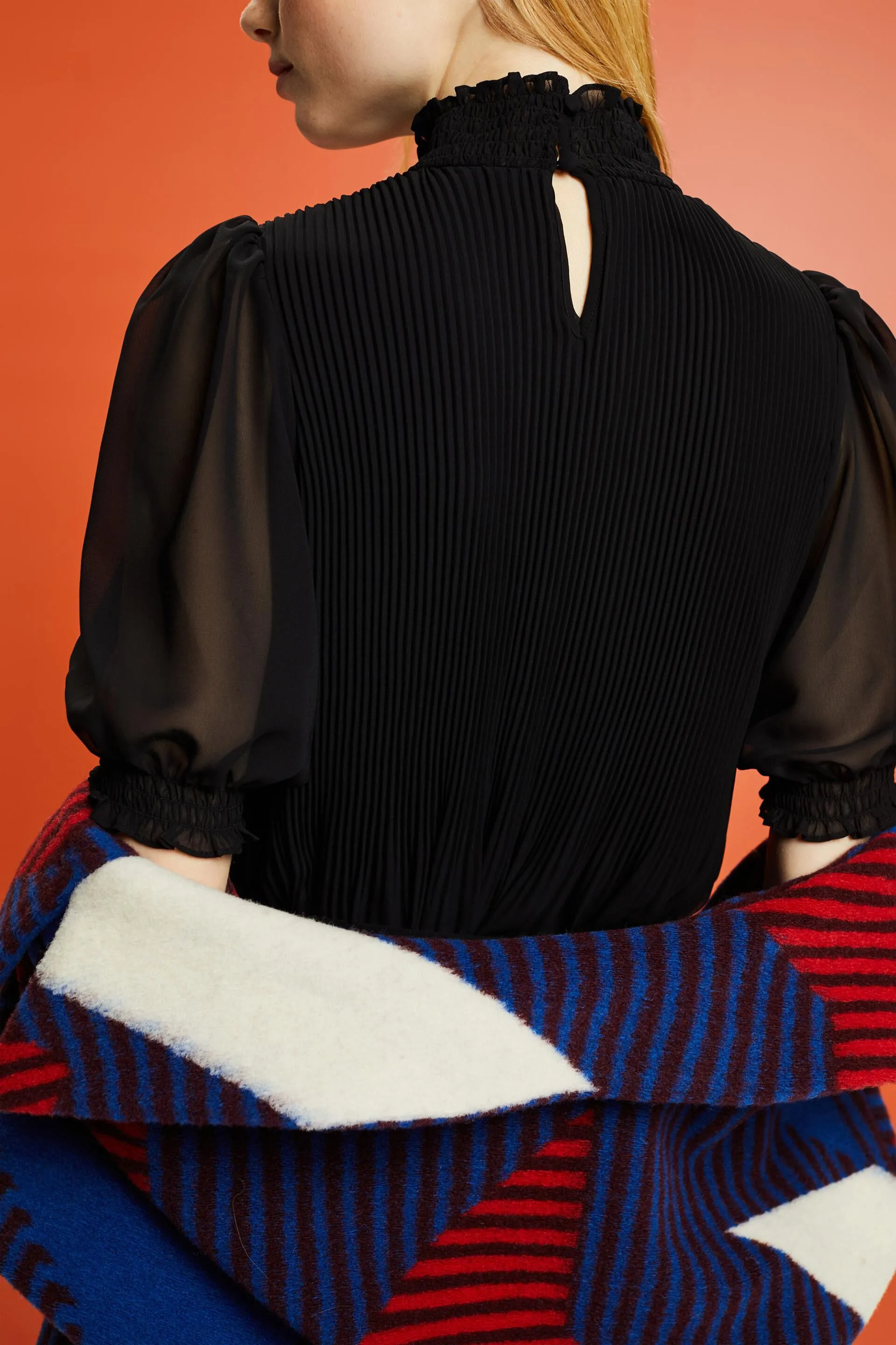 Abito mini in chiffon plissettato con collo a lupetto