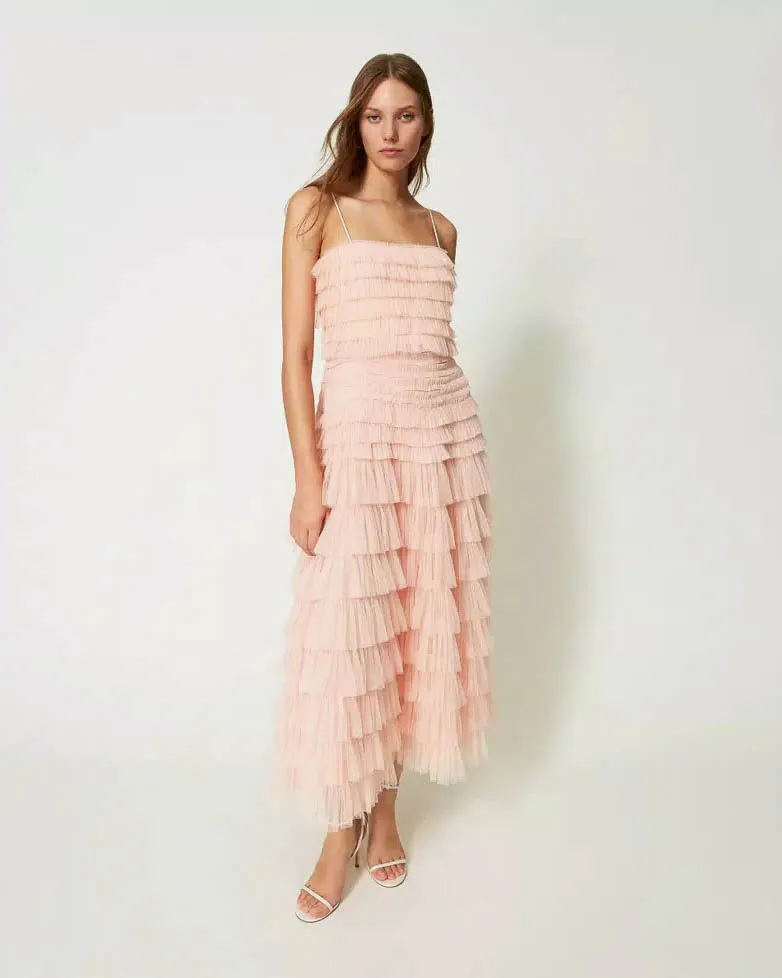 Abito rosa lungo a volant sovrapposti in tulle con spalline sottili
