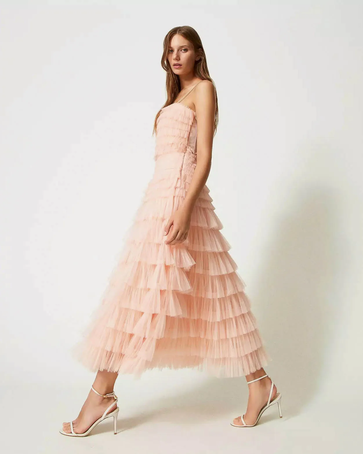 Abito rosa lungo a volant sovrapposti in tulle con spalline sottili