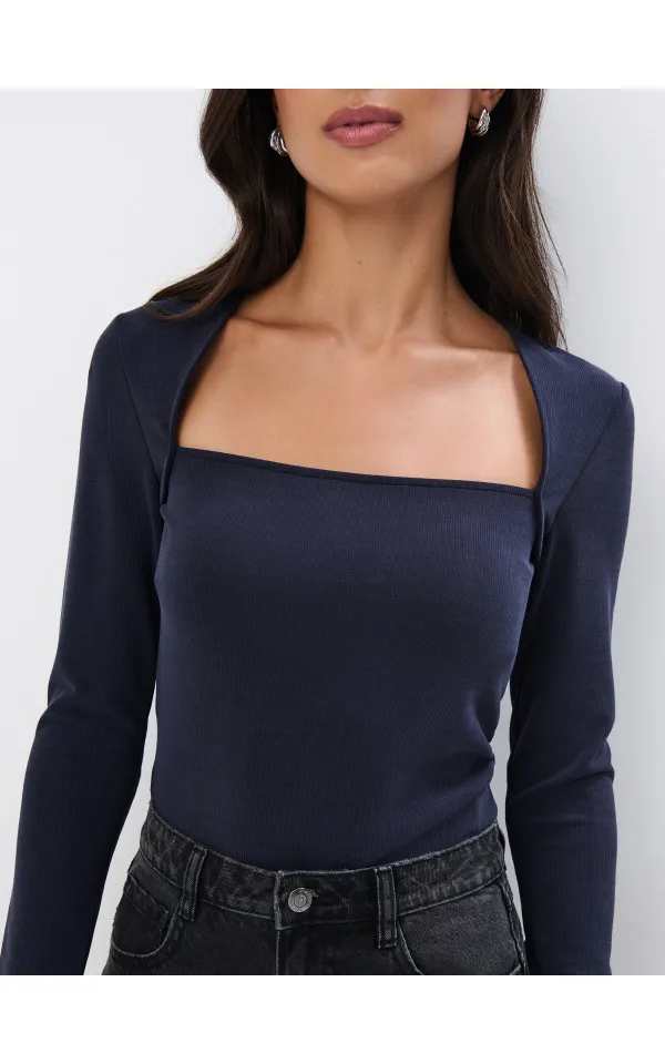 Blusa con scollo pentagonale