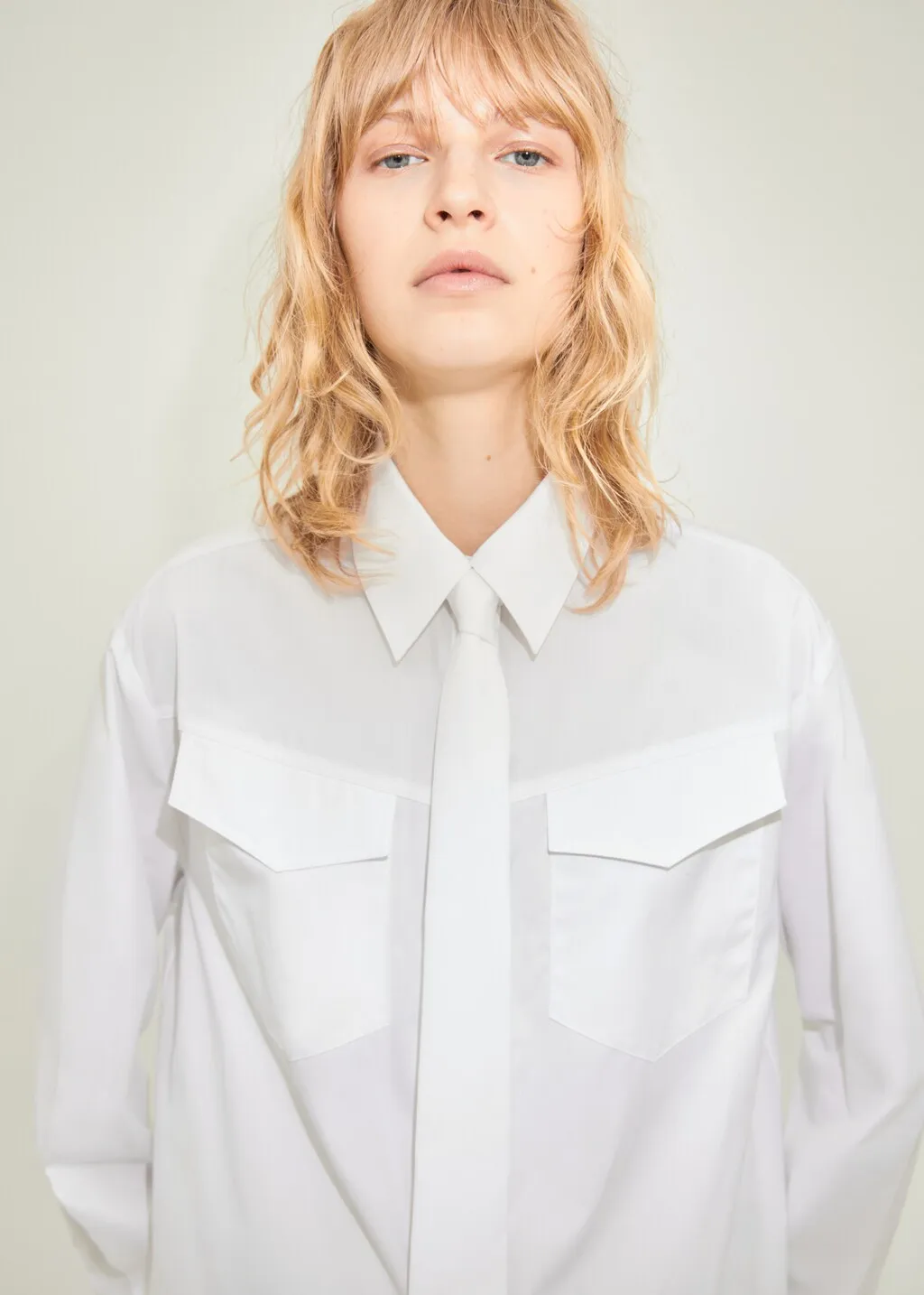 Camicia tasche dettaglio cravatta