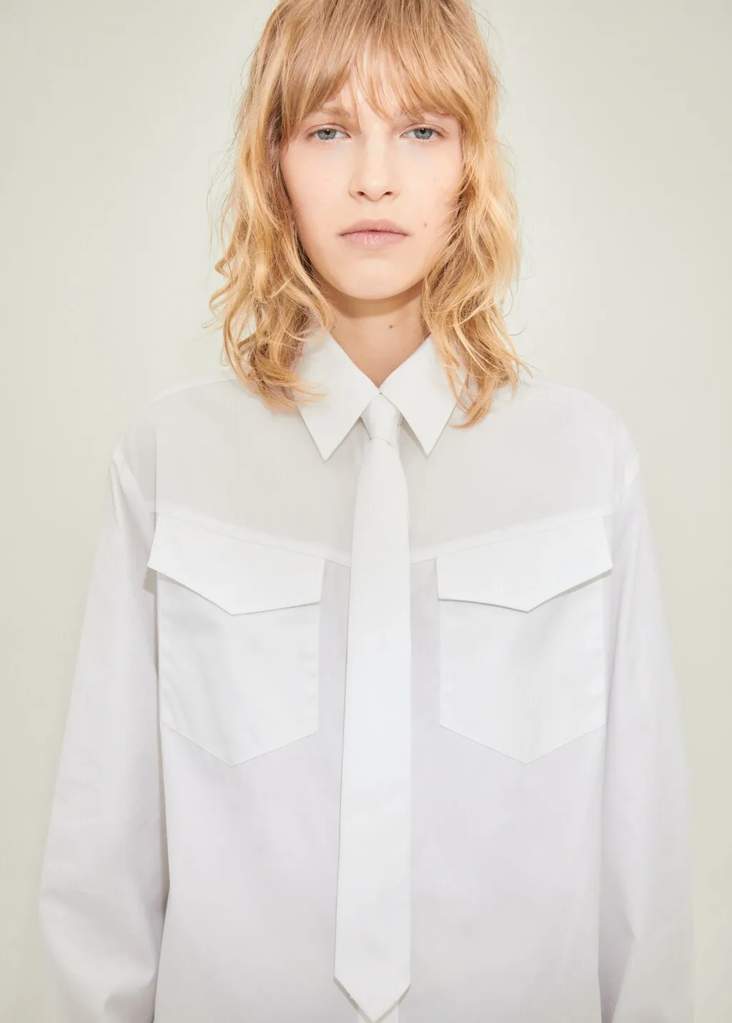 Camicia tasche dettaglio cravatta