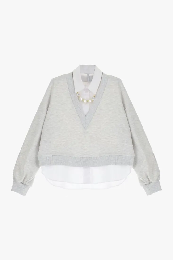 Felpa oversize con camicia e collier di perle