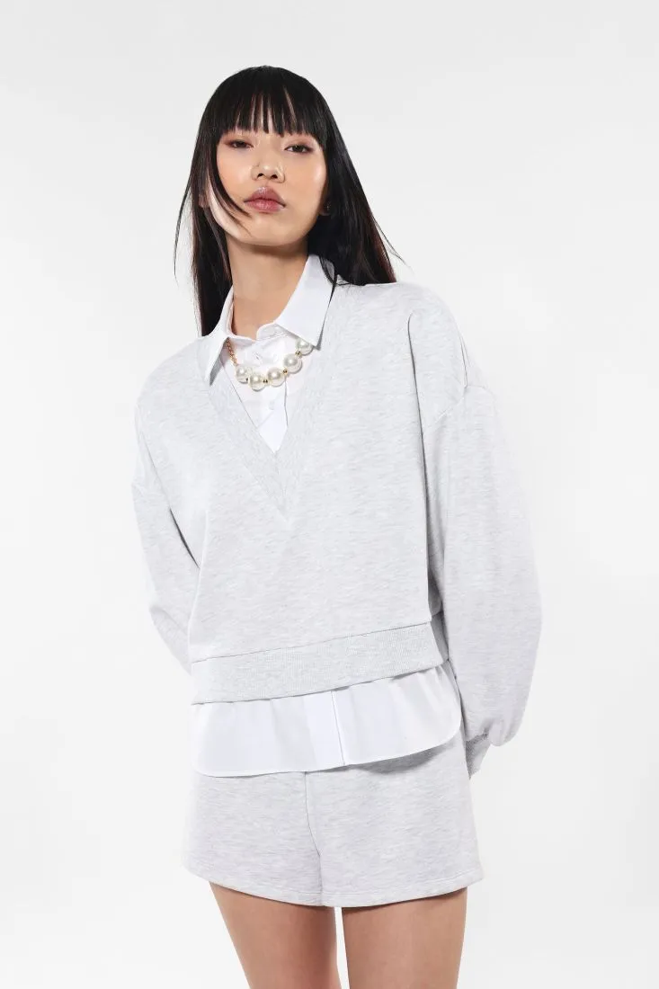 Felpa oversize con camicia e collier di perle