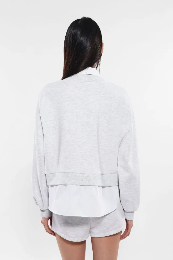 Felpa oversize con camicia e collier di perle