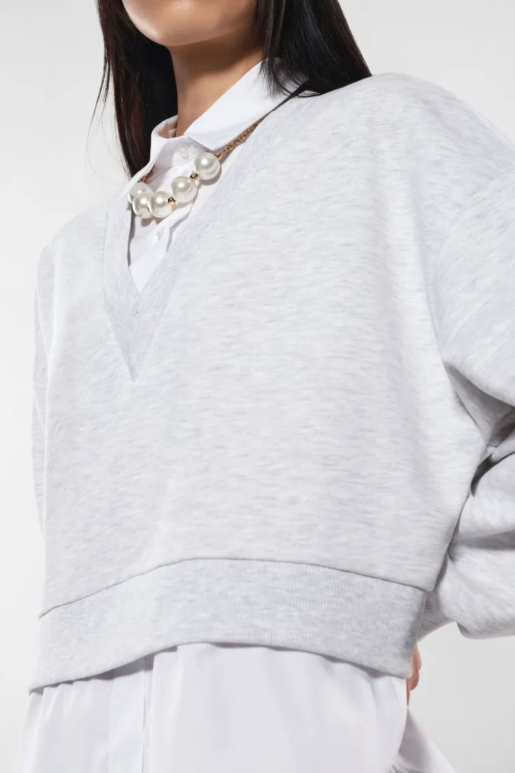 Felpa oversize con camicia e collier di perle