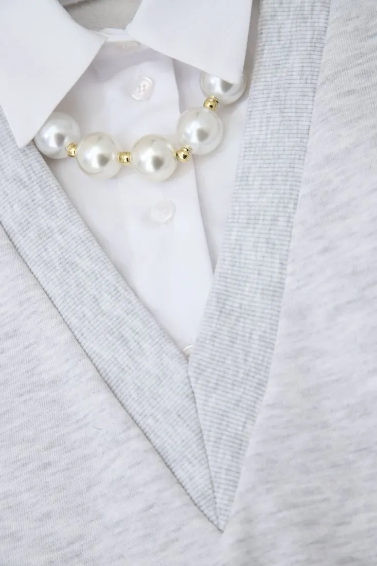 Felpa oversize con camicia e collier di perle