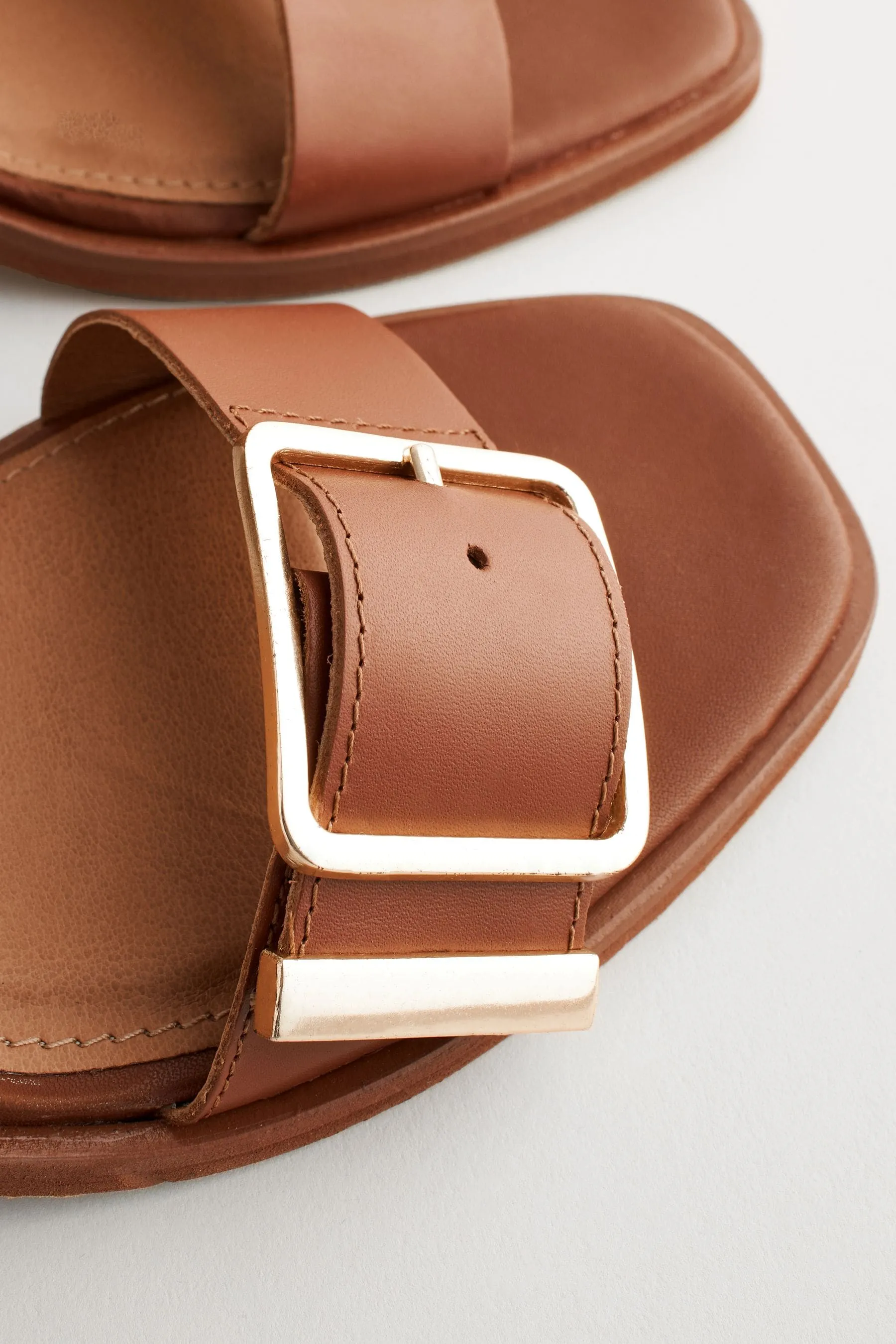 Forever Comfort - Sandali in pelle con tacco largo e fibbia