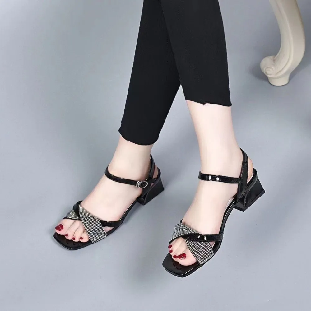 Indossare sandali open-toe con strass 2024 Estate nuovo stile tacco medio spesso sandali con tacco basso con cinturino per le do