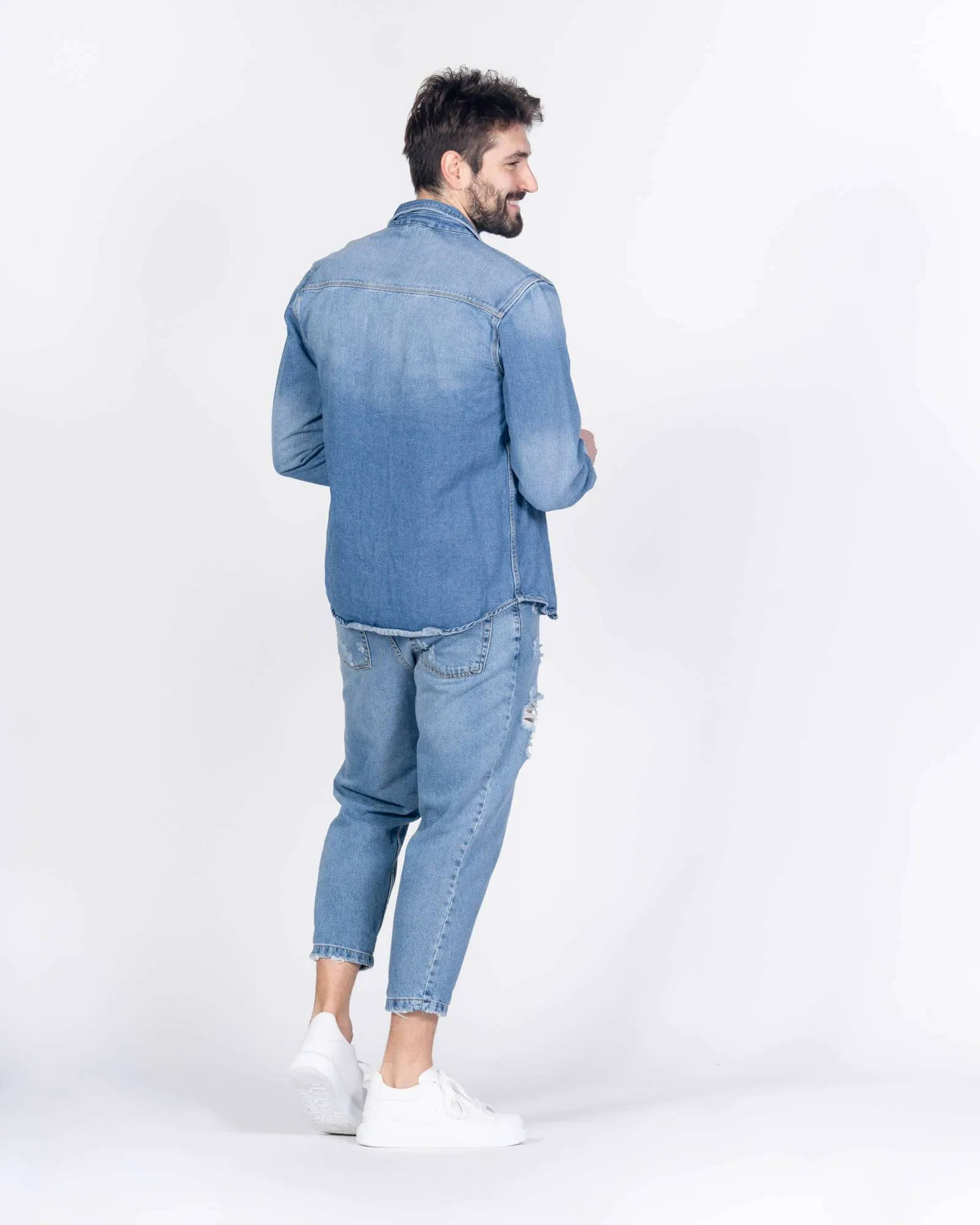 Jeans largo con strappi