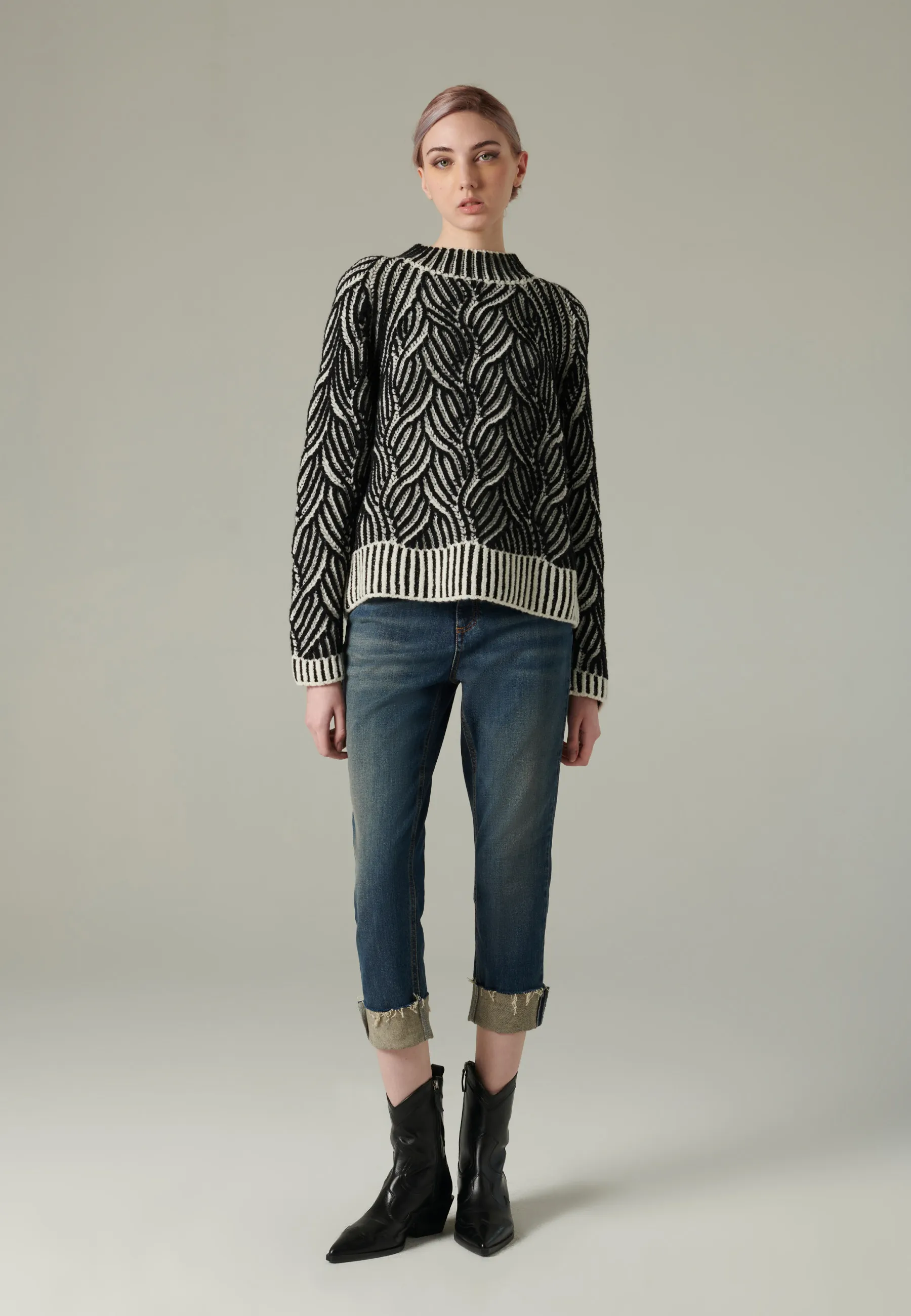  MAGLIONE CON MOTIVI ASTRATTI