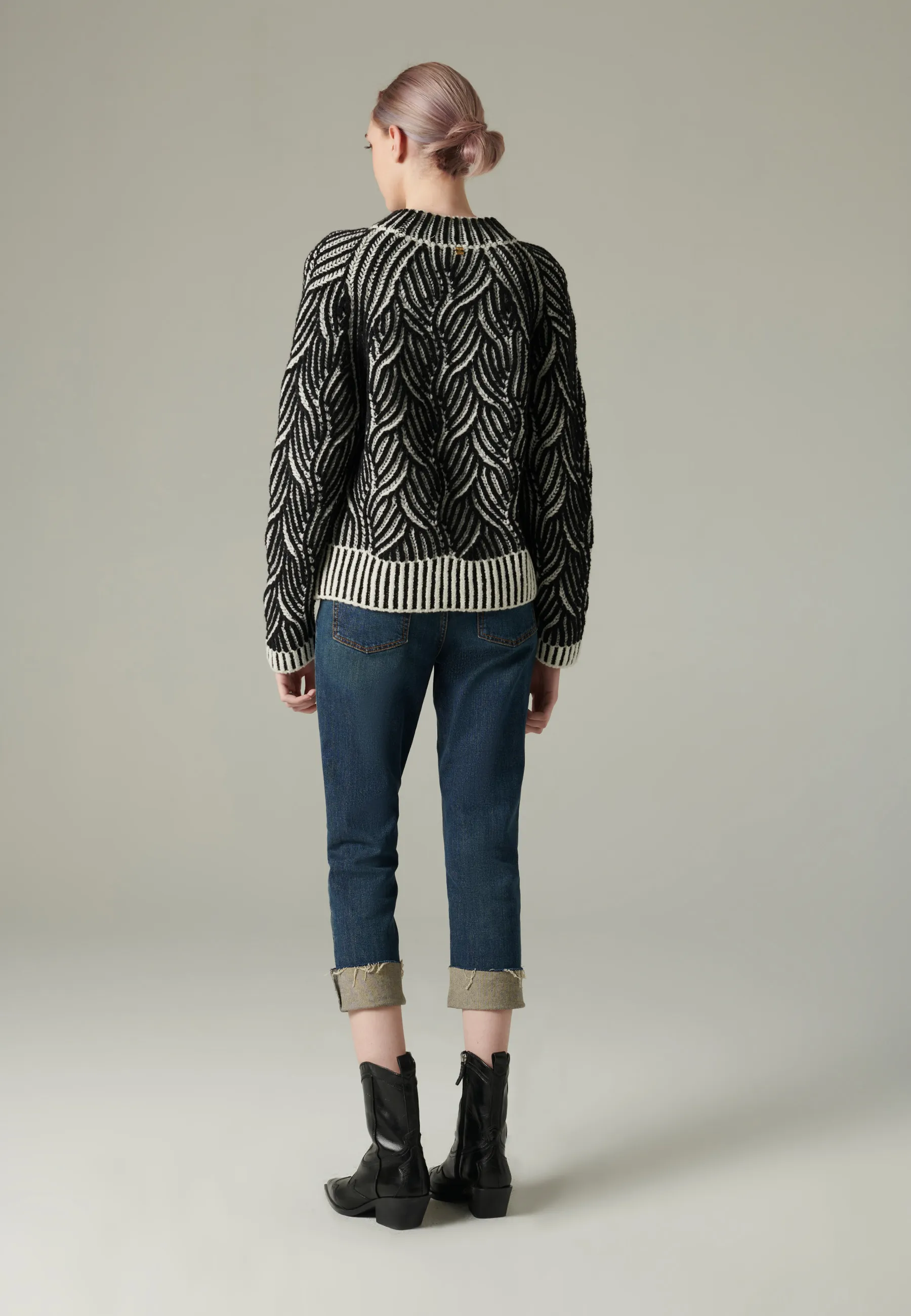  MAGLIONE CON MOTIVI ASTRATTI
