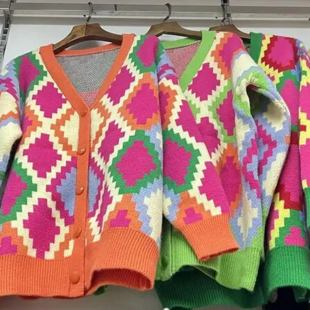 Maglioni Autunno Inverno Nuovo maglione jacquard a losanghe a contrasto di colore Cappotto cardigan in maglia allentata Maglione
