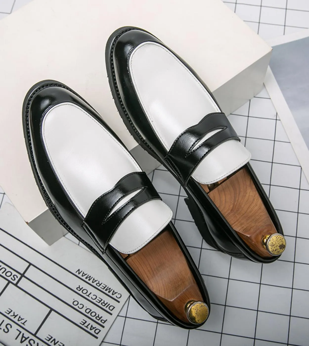 Moda di marca di lusso Scarpe eleganti con punta a punta Slip On Mocassini da uomo Scarpe in pelle verniciata per uomo Festa for