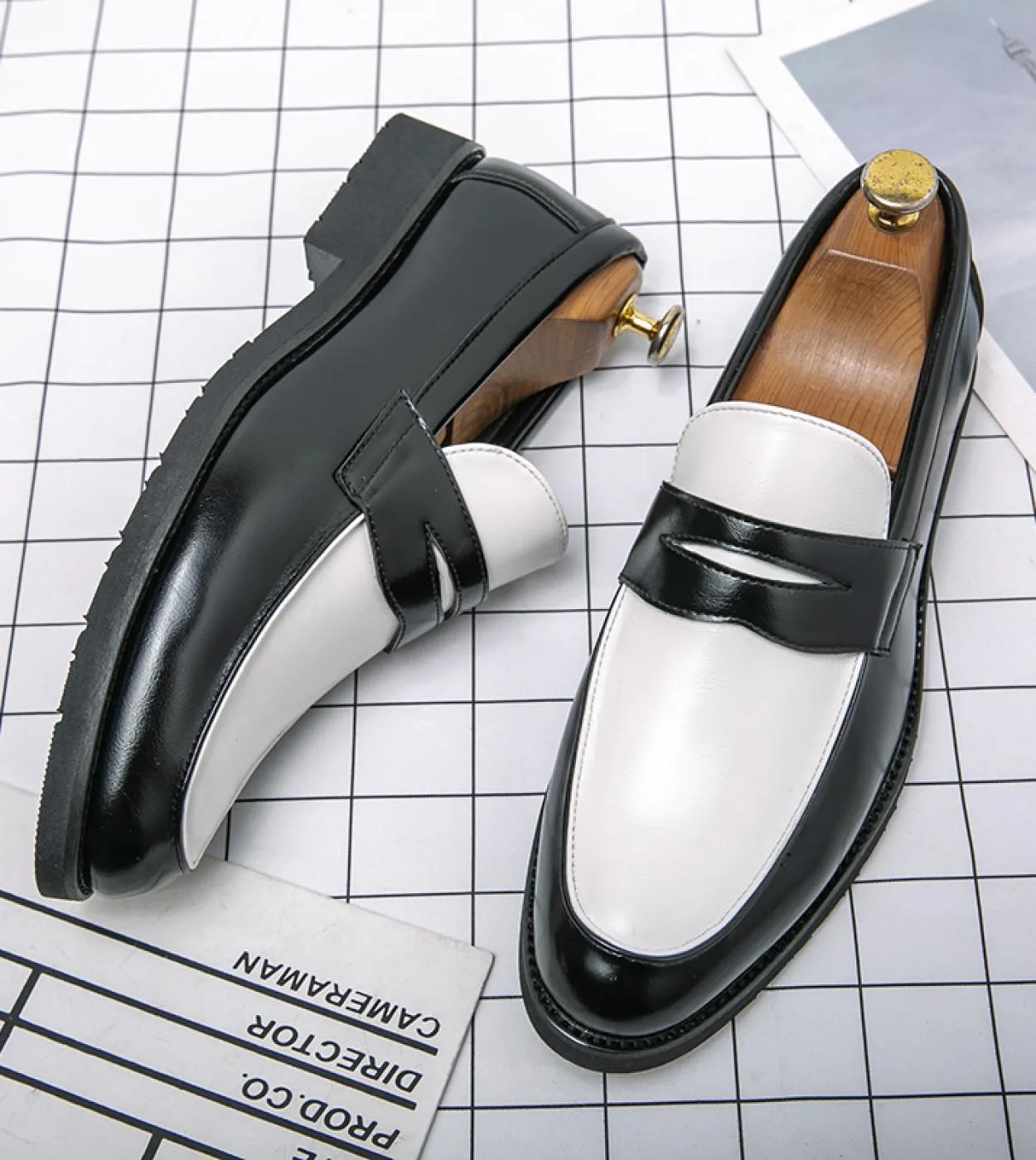 Moda di marca di lusso Scarpe eleganti con punta a punta Slip On Mocassini da uomo Scarpe in pelle verniciata per uomo Festa for