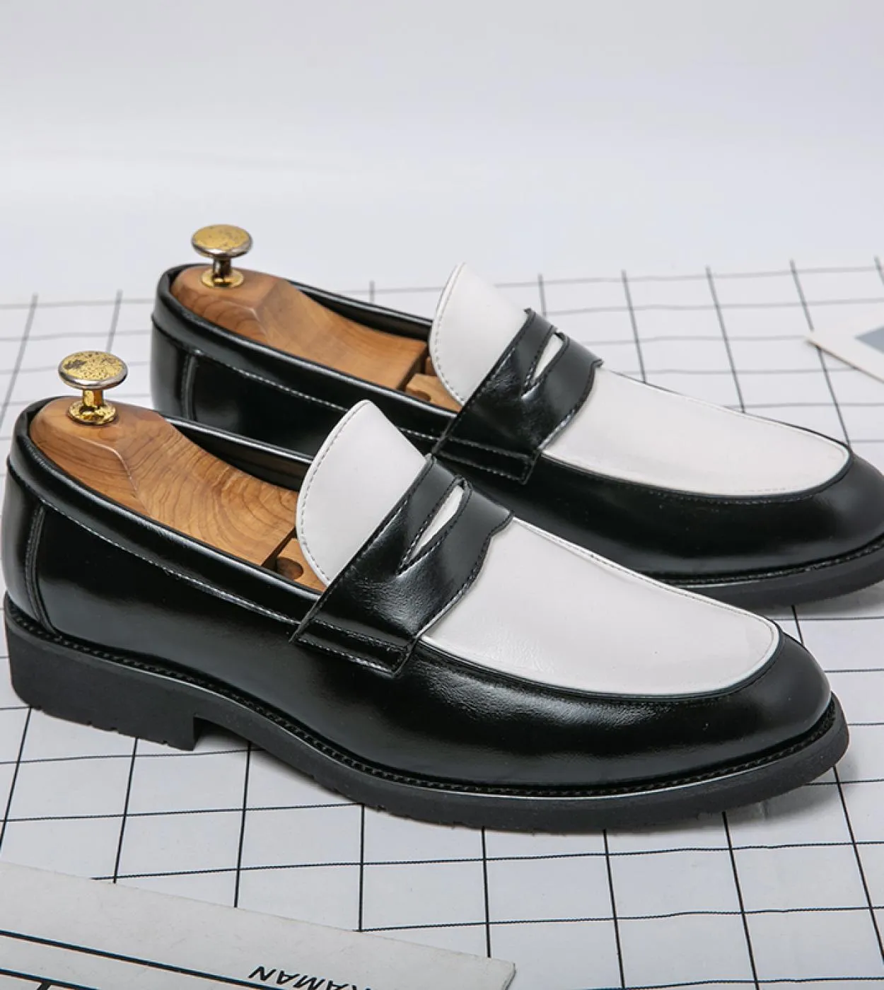 Moda di marca di lusso Scarpe eleganti con punta a punta Slip On Mocassini da uomo Scarpe in pelle verniciata per uomo Festa for