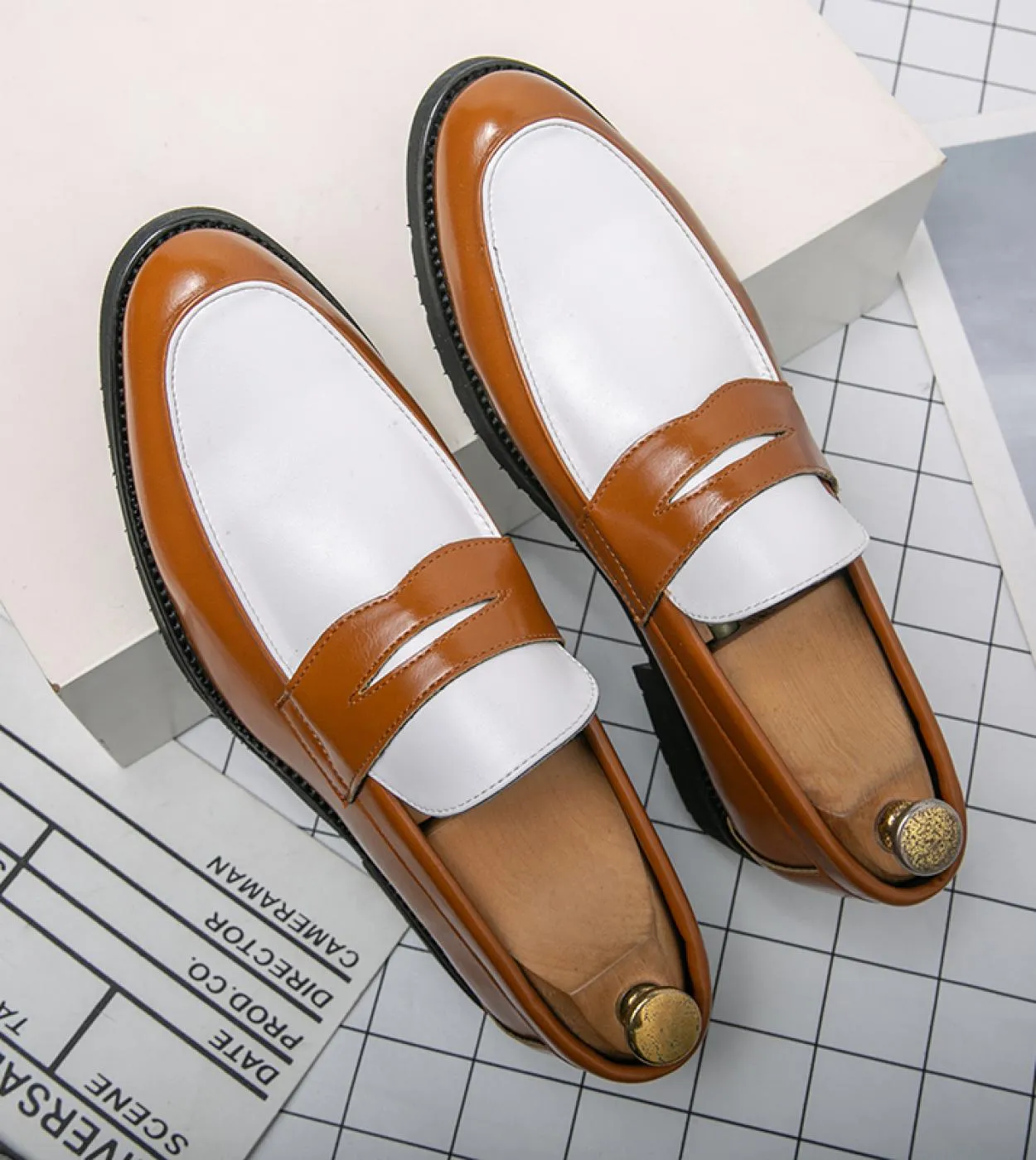 Moda di marca di lusso Scarpe eleganti con punta a punta Slip On Mocassini da uomo Scarpe in pelle verniciata per uomo Festa for