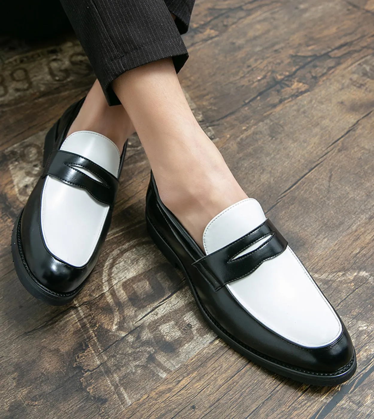 Moda di marca di lusso Scarpe eleganti con punta a punta Slip On Mocassini da uomo Scarpe in pelle verniciata per uomo Festa for