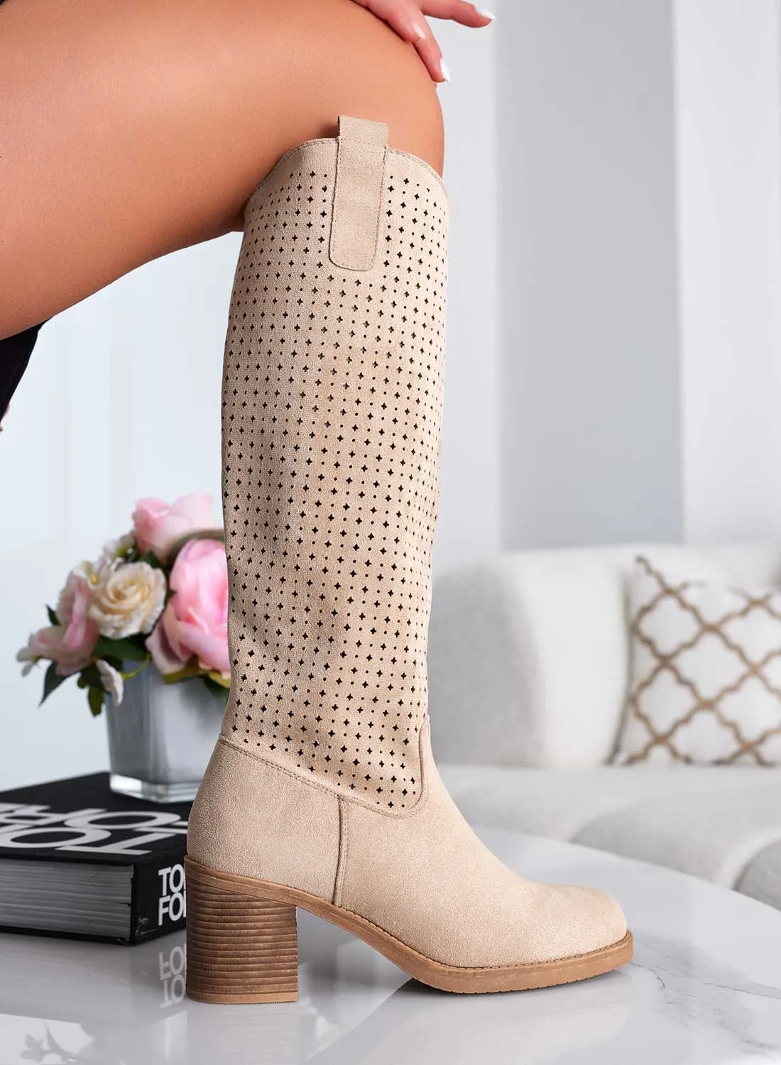 MONIA - Stivali beige traforati con tacco comodo
