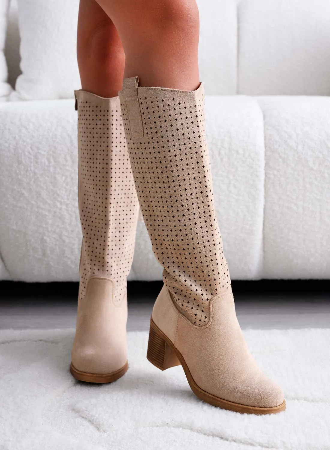 MONIA - Stivali beige traforati con tacco comodo