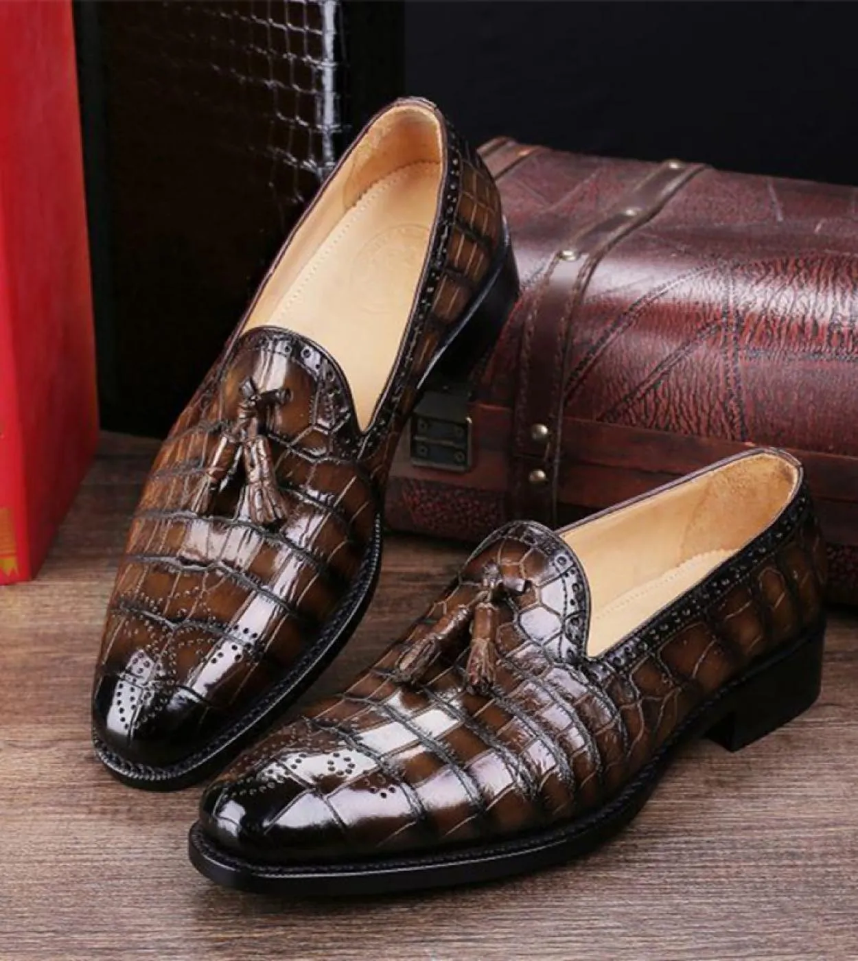 Novità in Grenn Mocassini con motivo a coccodrillo per uomo Scarpe da uomo con frange per feste di nozze per uomo con spedizione