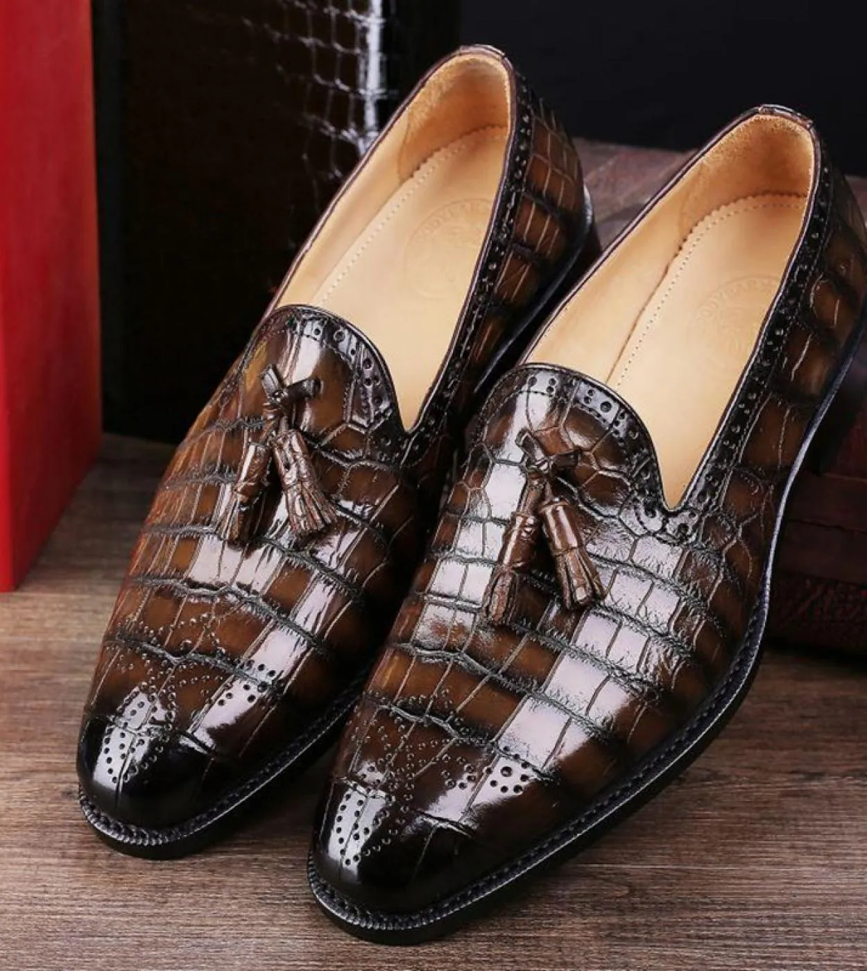 Novità in Grenn Mocassini con motivo a coccodrillo per uomo Scarpe da uomo con frange per feste di nozze per uomo con spedizione
